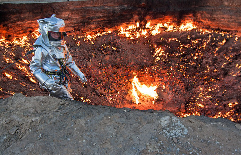 George Kourounis, en las laderas del pozo de Darvaza. Foto: Stormchaser